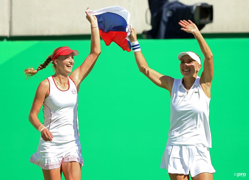 Vesnina en Makarova vieren hun titel met de Russische vlag (Pro Shots/Action Images)