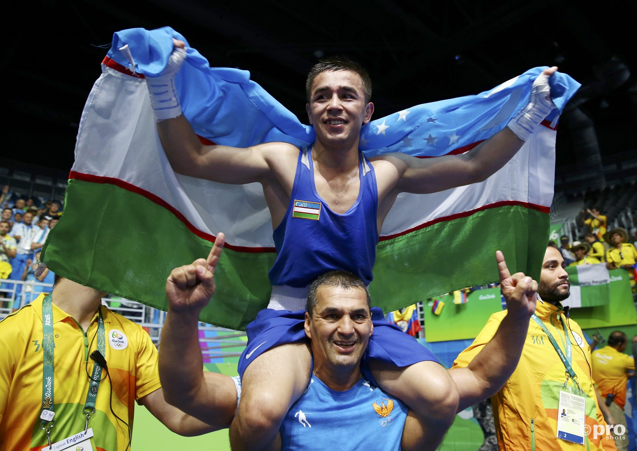 Dusmatov viert zijn gouden medaille (PROSHOTS/Action Images)