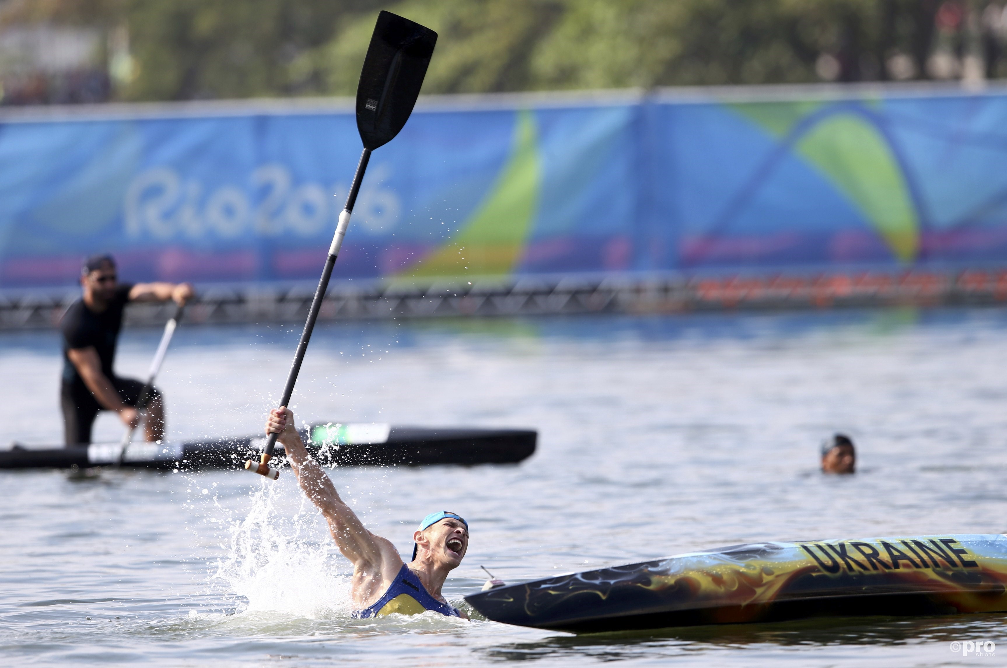 ...en kan zijn gouden medaille vieren in het heerlijke water in Rio (PROSHOTS/Action Images)