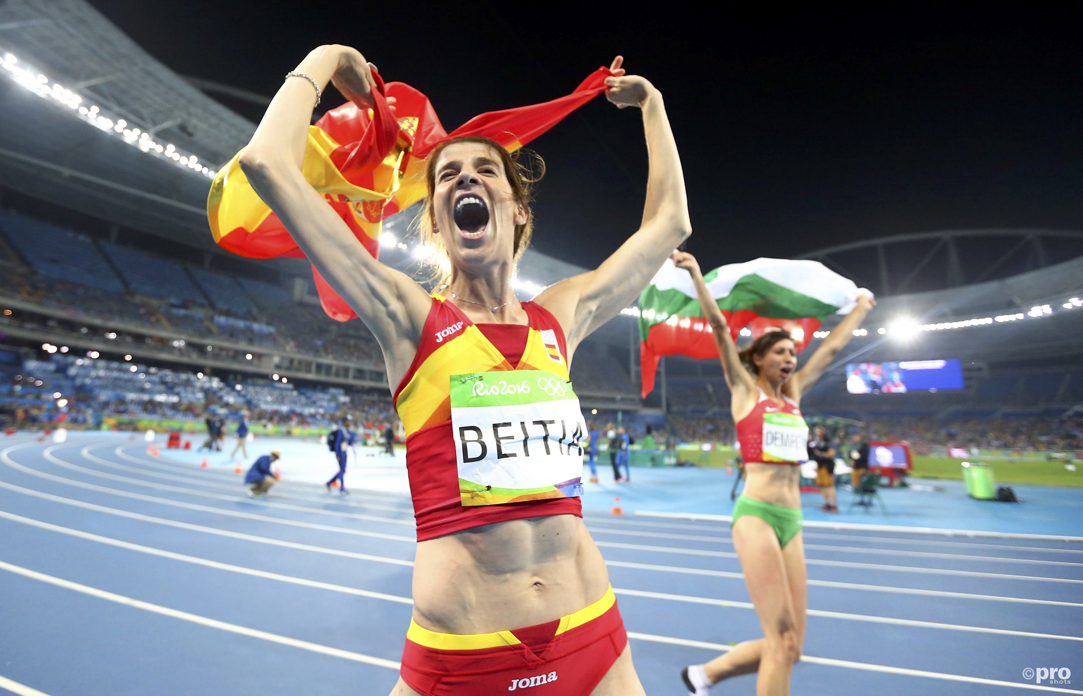 Beitia en Demireva vieren hun medailles (PROSHOTS/Action Images)