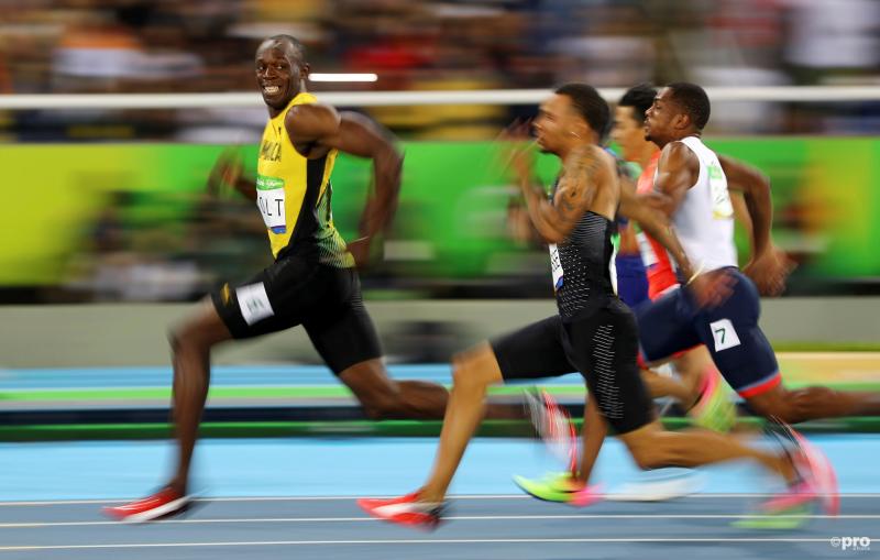 Usain Bolt heeft alle tijd om rond te kijken terwijl hij naar goud toesnelt in Rio, wat zou een goed onderschrift zijn bij deze foto? (Pro Shots / Action Images)