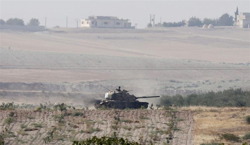 Turkse tanks rijden Syrië binnen