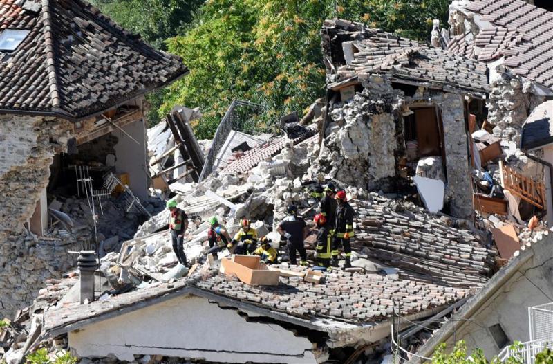 Ruim 200 mensen uit puin gered na aardbeving