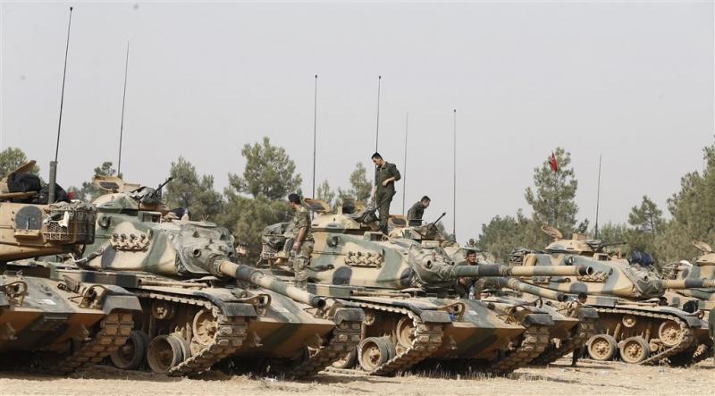 Turkije stuurt extra tanks naar Syrië 