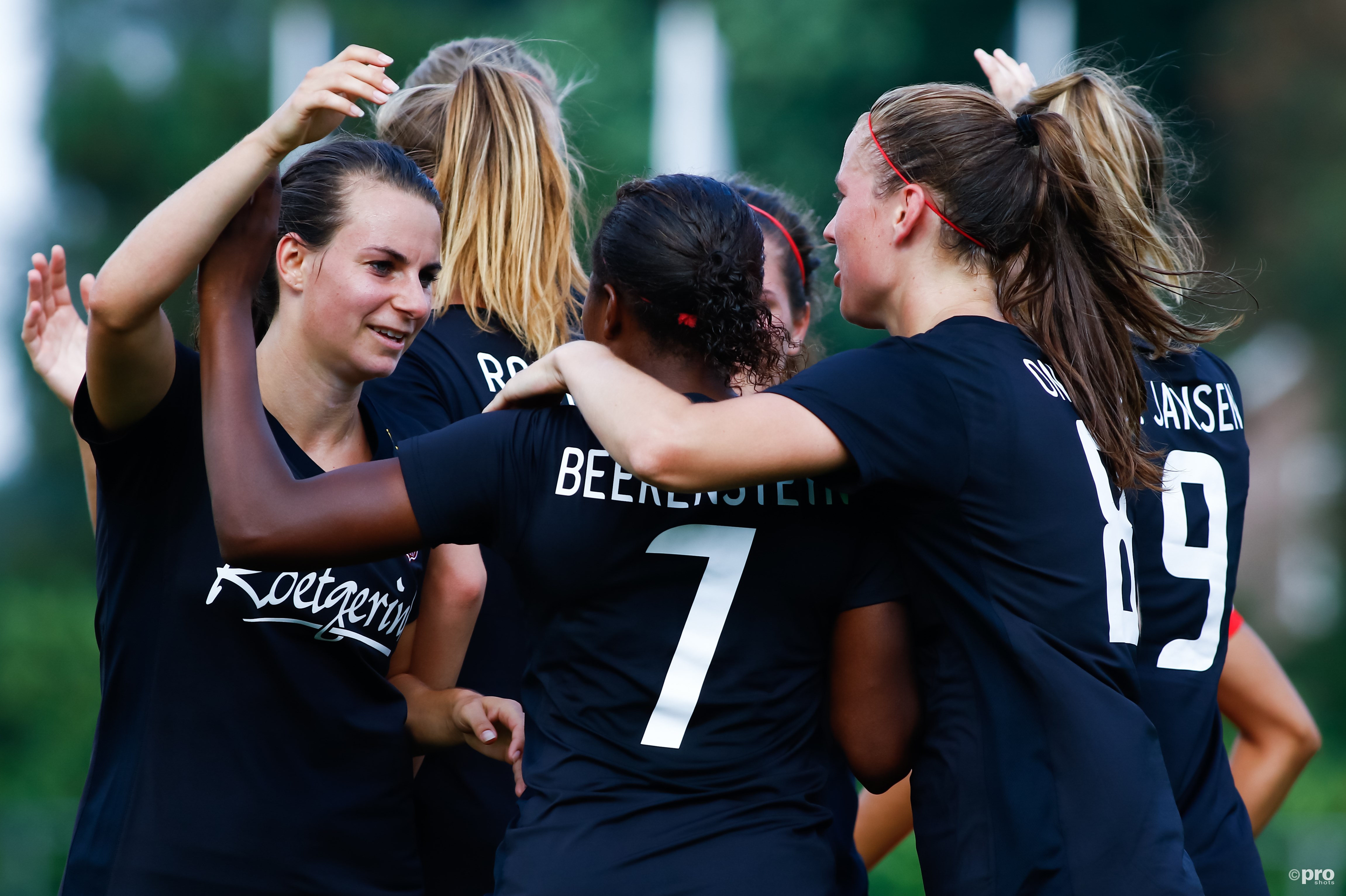 Dames FC Twente vieren feest na de 6-2. (PRO SHOTS/Remco Kool)