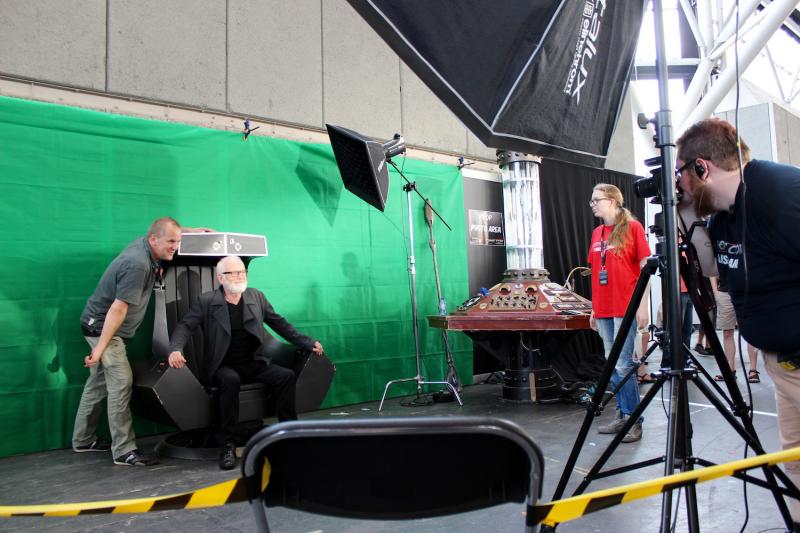 Star Wars-ster Ian McDiarmid ging op de foto met aanwezigen. (Foto: Peter Breuls)