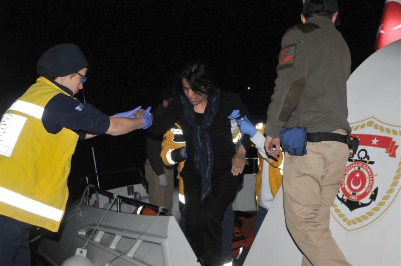 Toeristenboot zinkt voor kust Antalya