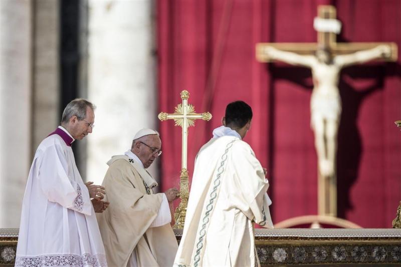 Paus verklaart Moeder Teresa heilig