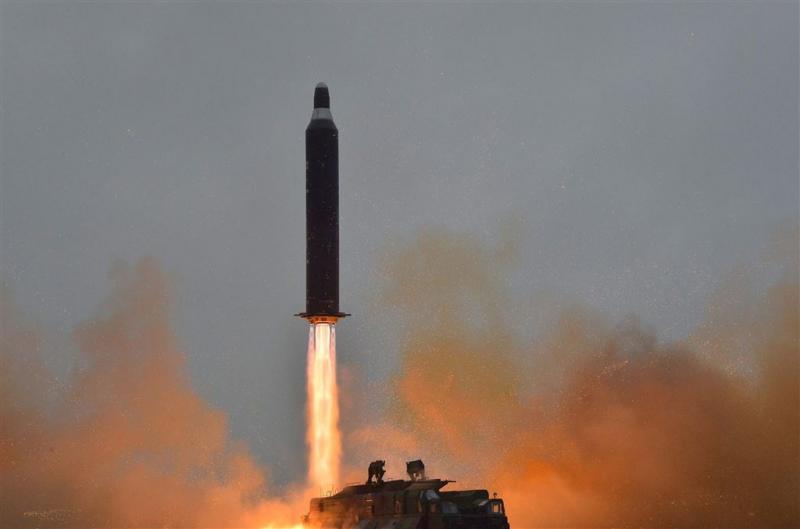 Noord-Korea schiet drie raketten af