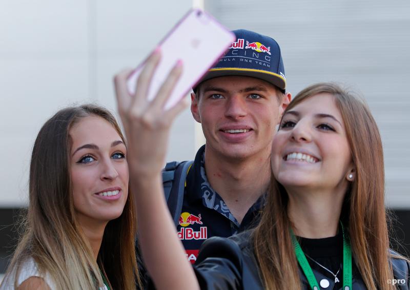 Max Verstappen gaat op de foto met zijn vrouwelijke fans, wat zou een goed onderschrift zijn voor deze foto? (Pro Shots / Action Images)