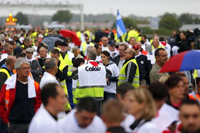 Muur tegen migranten langs weg in Calais