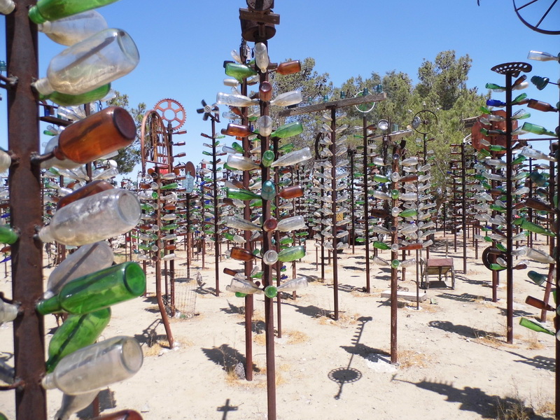 De Bottle tree ranch in Bagdad Californië. Middenin de woestijn ineens een woud van lege flessen...  (Foto: qltel)