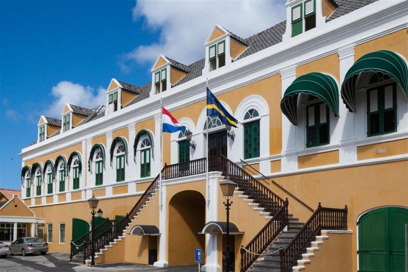 Staking legt deel openbare leven Curaçao plat
