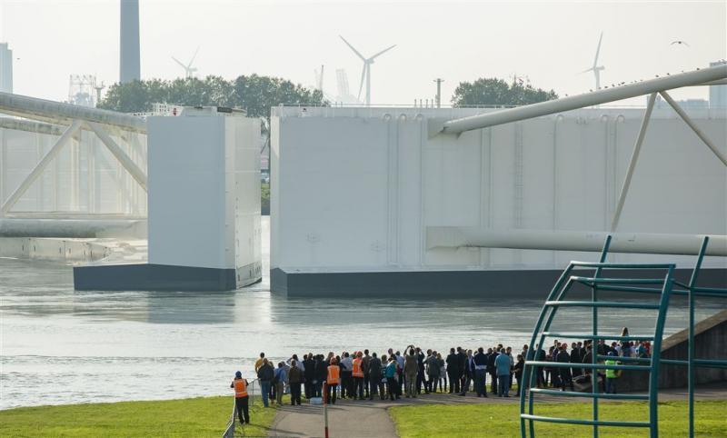 Rijkswaterstaat test sluiting Maeslantkering