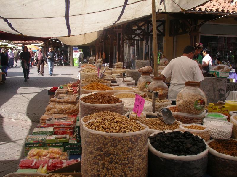 Heel veel noten en andere lekkere dingen op een markt in de Turkse zon (Foto: qltel)