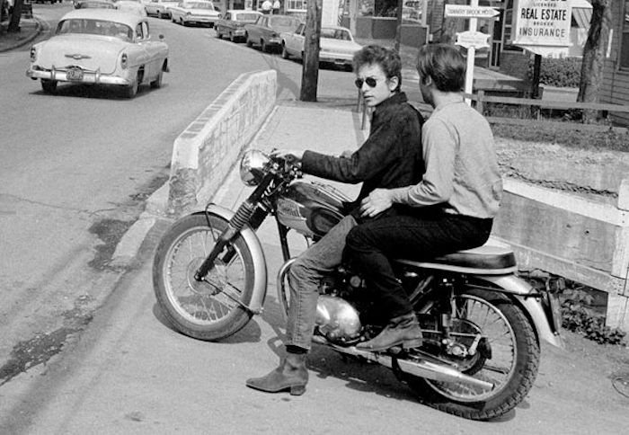 Bob Dylan op een motorfiets