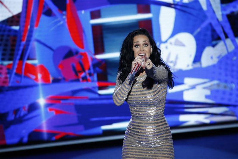 Katy Perry uit de kleren voor verkiezingsspot