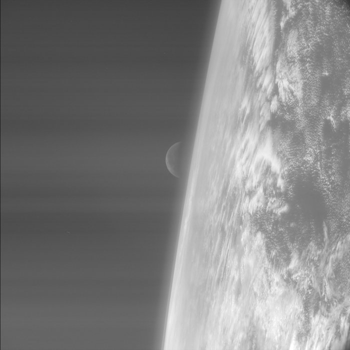Maanopkomst boven de Pacific (foto:ESA)