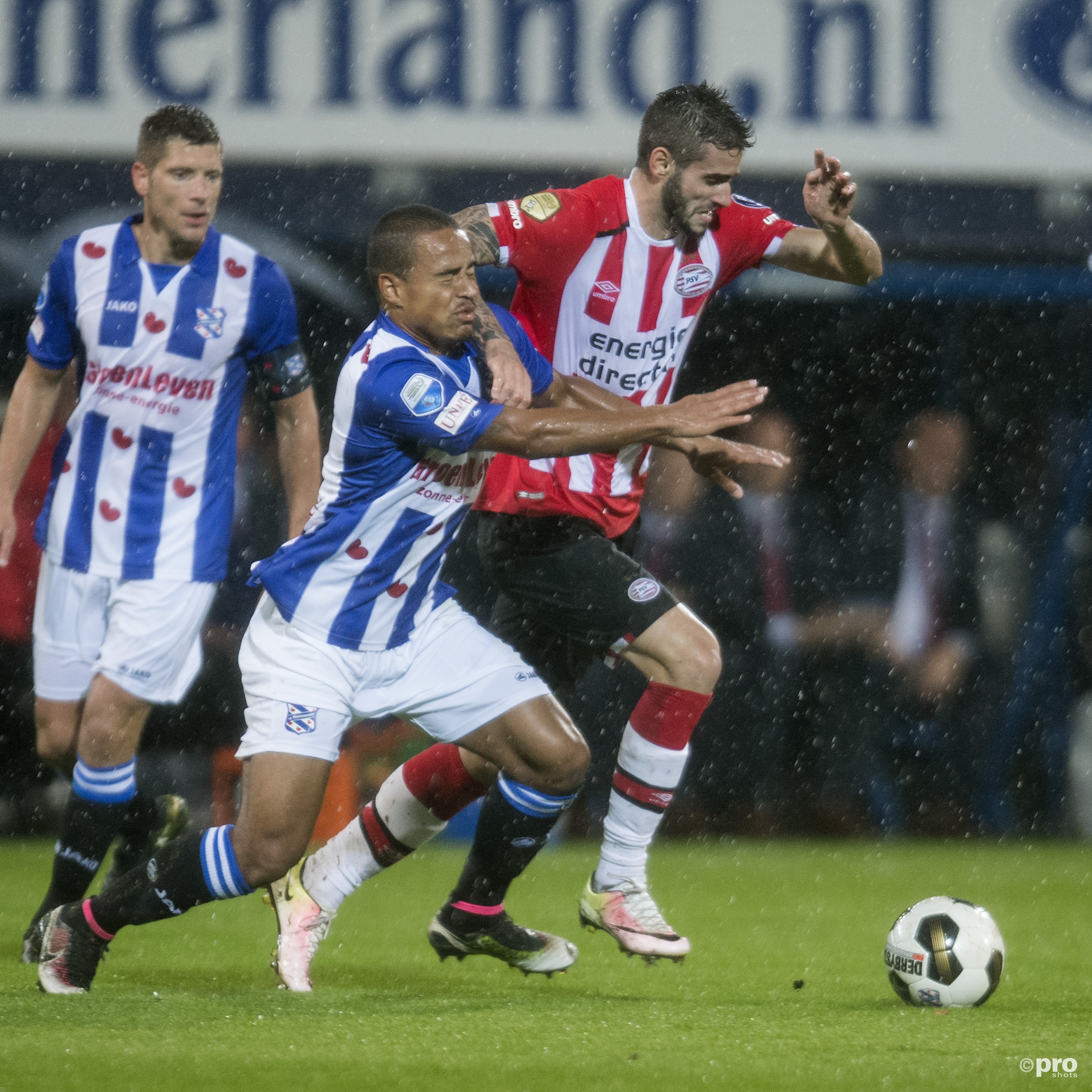 SC Heerenveen-speler Lucas Bijker in duel met PSV'er Gaston Pereiro. (PRO SHOTS/Jasper Ruhe)