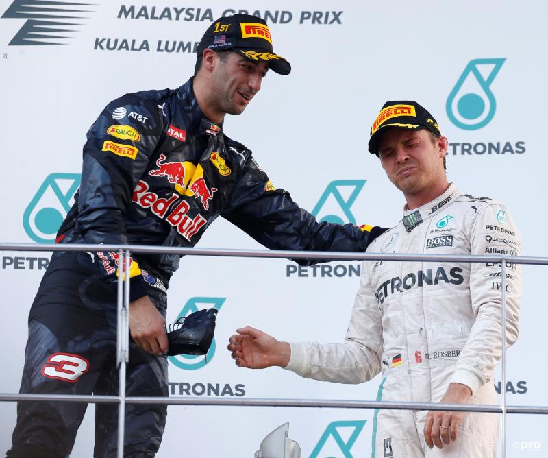 Daniel Ricciardo en Nico Rosberg hebben dit opmerkelijke onderonsje op het podium van de Grand Prix van Maleisië. Wat is hier gaande? (Pro Shots / Action Images)