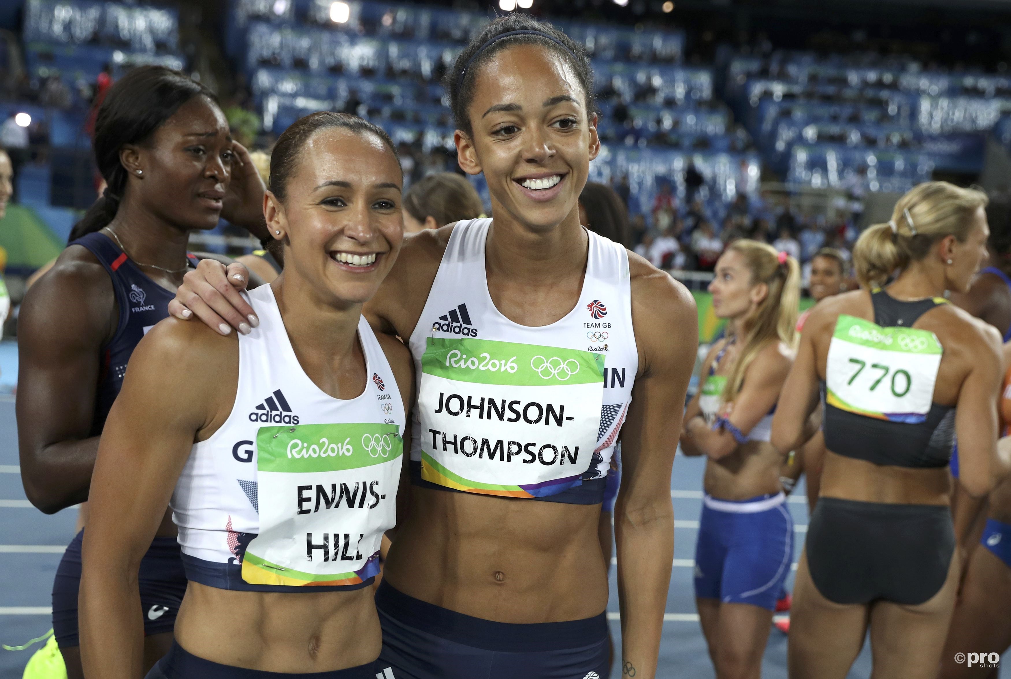 Ennis-Hill na afloop van de olympische zevenkamp in Rio, samen met haar beoogd opvolgster Katarina Johnson-Thompson, die zesde werd (PROSHOTS/Action Images)