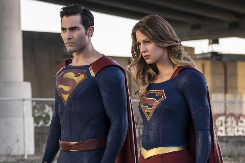 Tyler Hoechlin als Superman met Melissa Benoist als Supergirl