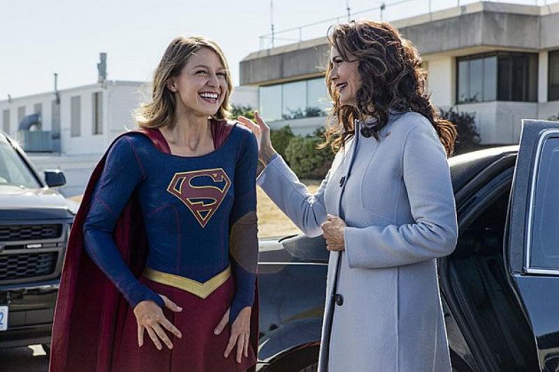 Melissa Benoist als Supergirl met Wonder Woman-actrice Lynda Carter als president Olivia Marsdin