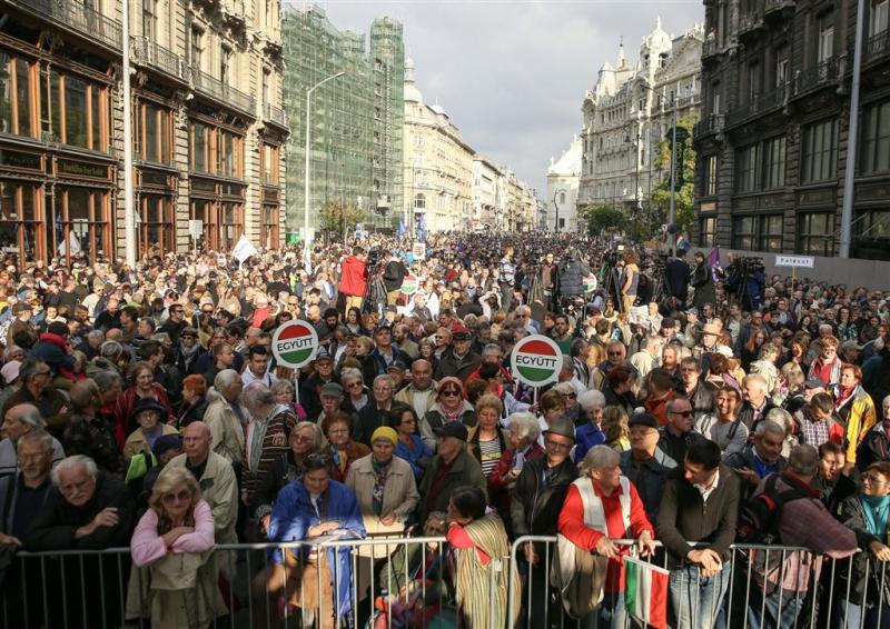 Massaal protest in Boedapest voor persvrijheid