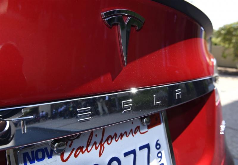 Tesla mag naam 'autopilot' niet gebruiken