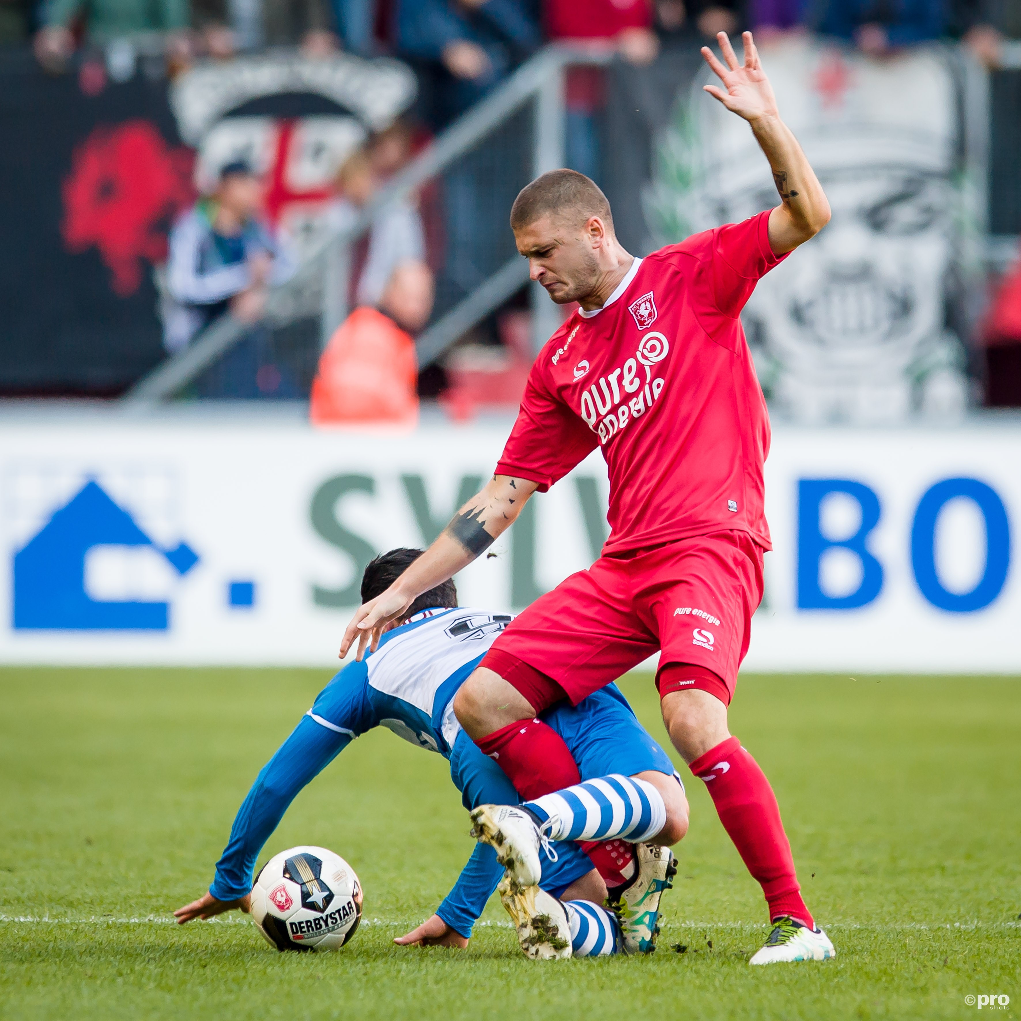 FC Twente-speler Mateusz Klich in duel met PEC Zwolle-speler Anass Achahbar. (PRO SHOTS/Lars Smook)