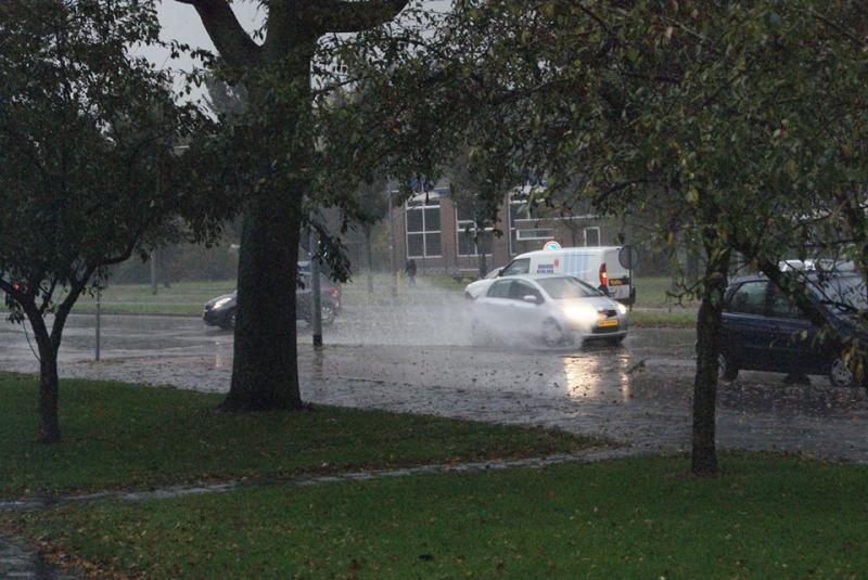 Zware regen in Haarlem (Foto: Raymond Dobber)