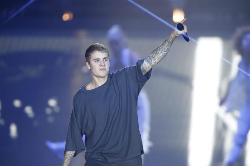 Justin ergert zich weer aan gegil bij concert