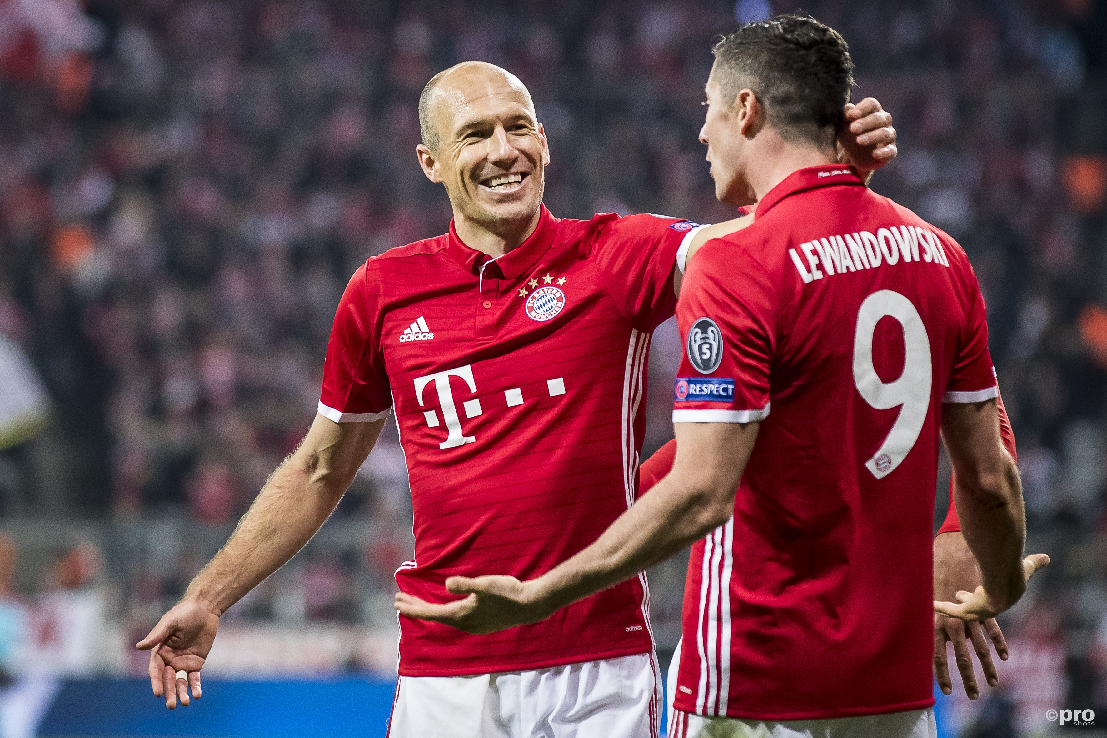 Robben viert feest met Lewandowski. (PRO SHOTS/Joep Leenen)