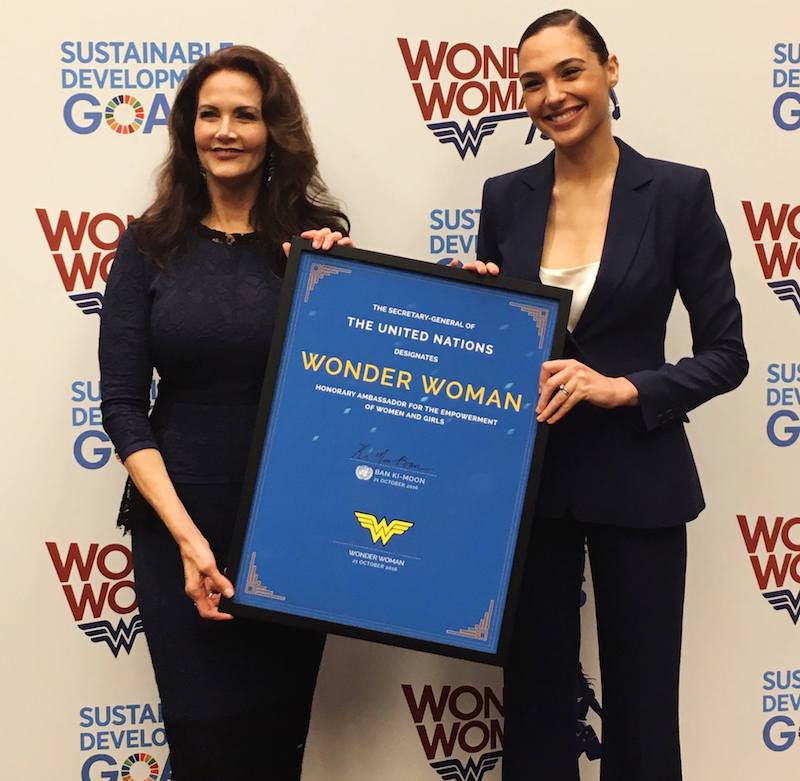 Lynda Carter en Gal Gadot tijdens de VN-ceremonie voor Wonder Woman