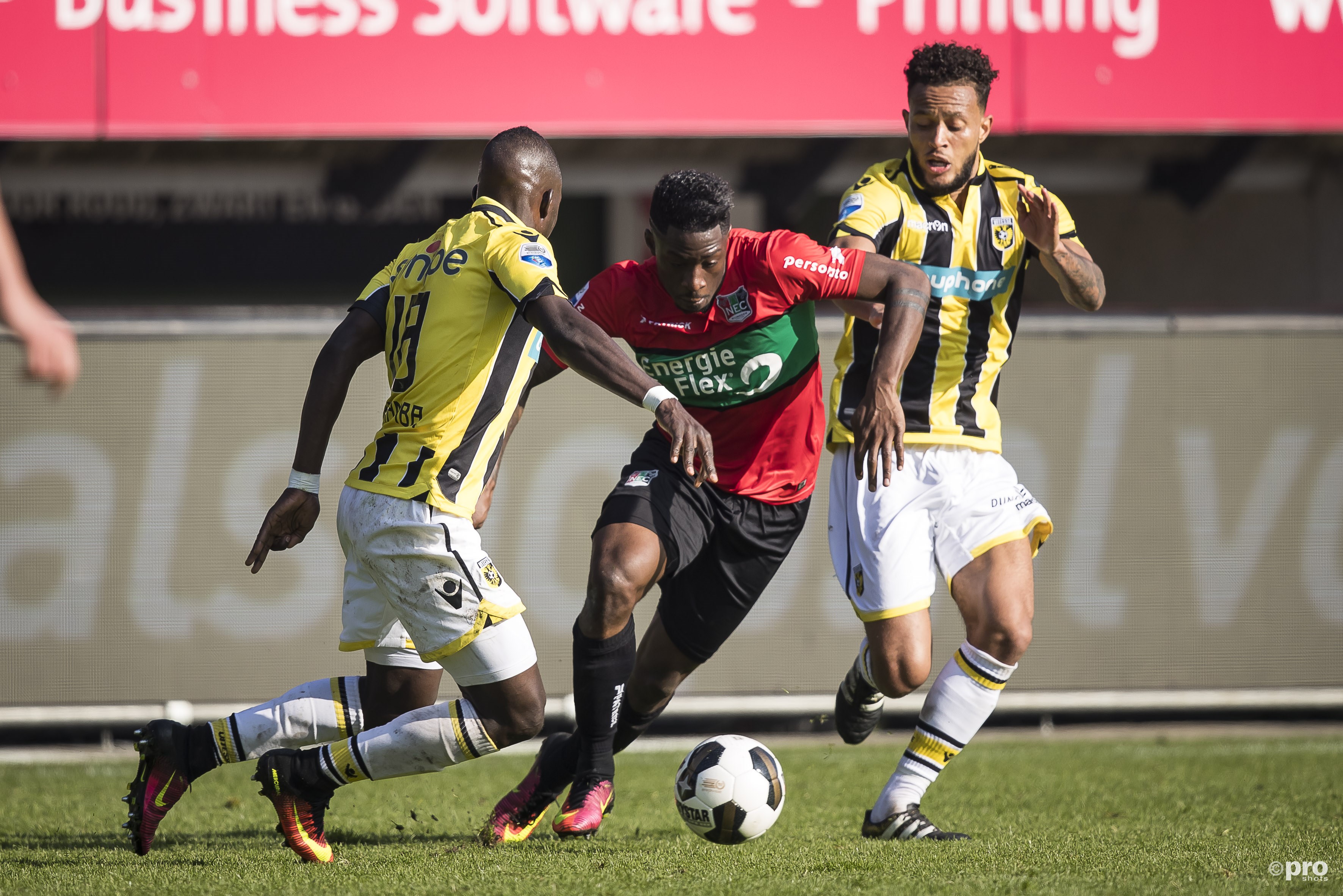 Kevin Mayi (N.E.C.) tussen Vitesse-speler Lewis Baker en Marvelous Nakamba. (PRO SHOTS/Kay Int Veen)