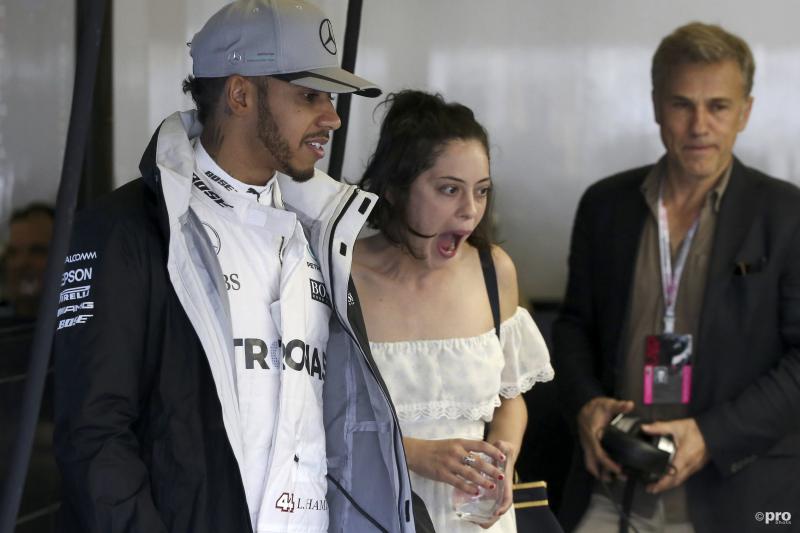 Actrice Rosa Salazar was samen met acteur Christoph Waltz te gast bij Lewis Hamilton tijdens de Grand Prix van de Verenigde Staten. Maar waarom reageert Salazar zo uitbundig? (Pro Shots / Action Images)