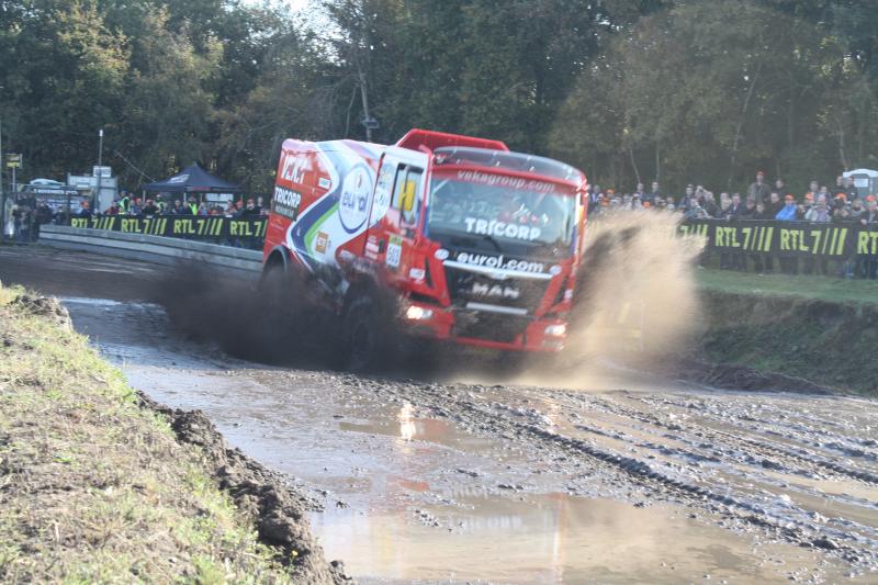 En ook de platte truck van Hans Stacey ontkwam er niet aan (Foto: FOK!sport/Nattekat)