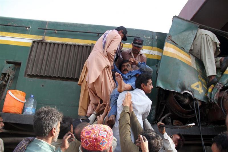 Doden bij treinbotsing in Pakistan
