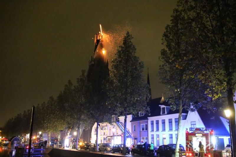 Kerktoren in centrum van Weesp staat in brand