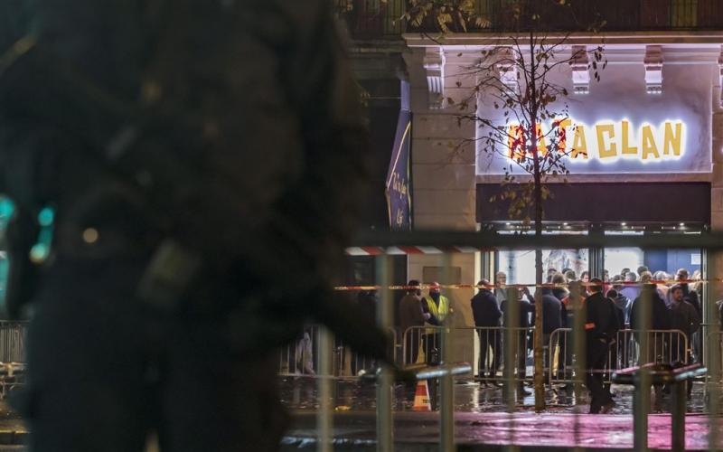 Parijs herdenkt aanslagen sober