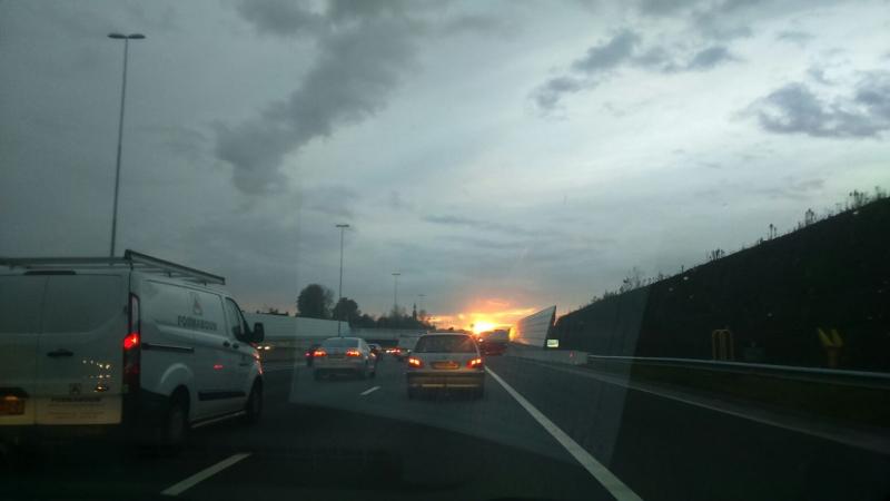 File op de snelweg met een zonsondergang. (Foto: DJMO)