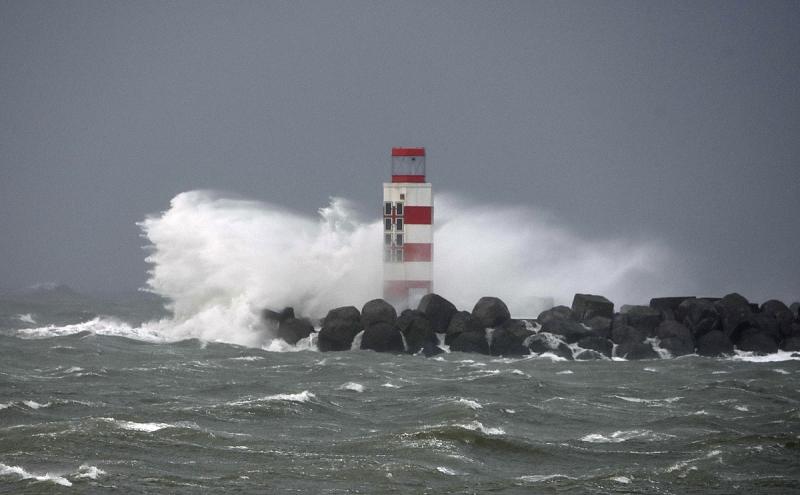 Windkracht 10 op de pier van IJmuiden. (Foto: Martijn (gebruikernaam helaas onbekend))