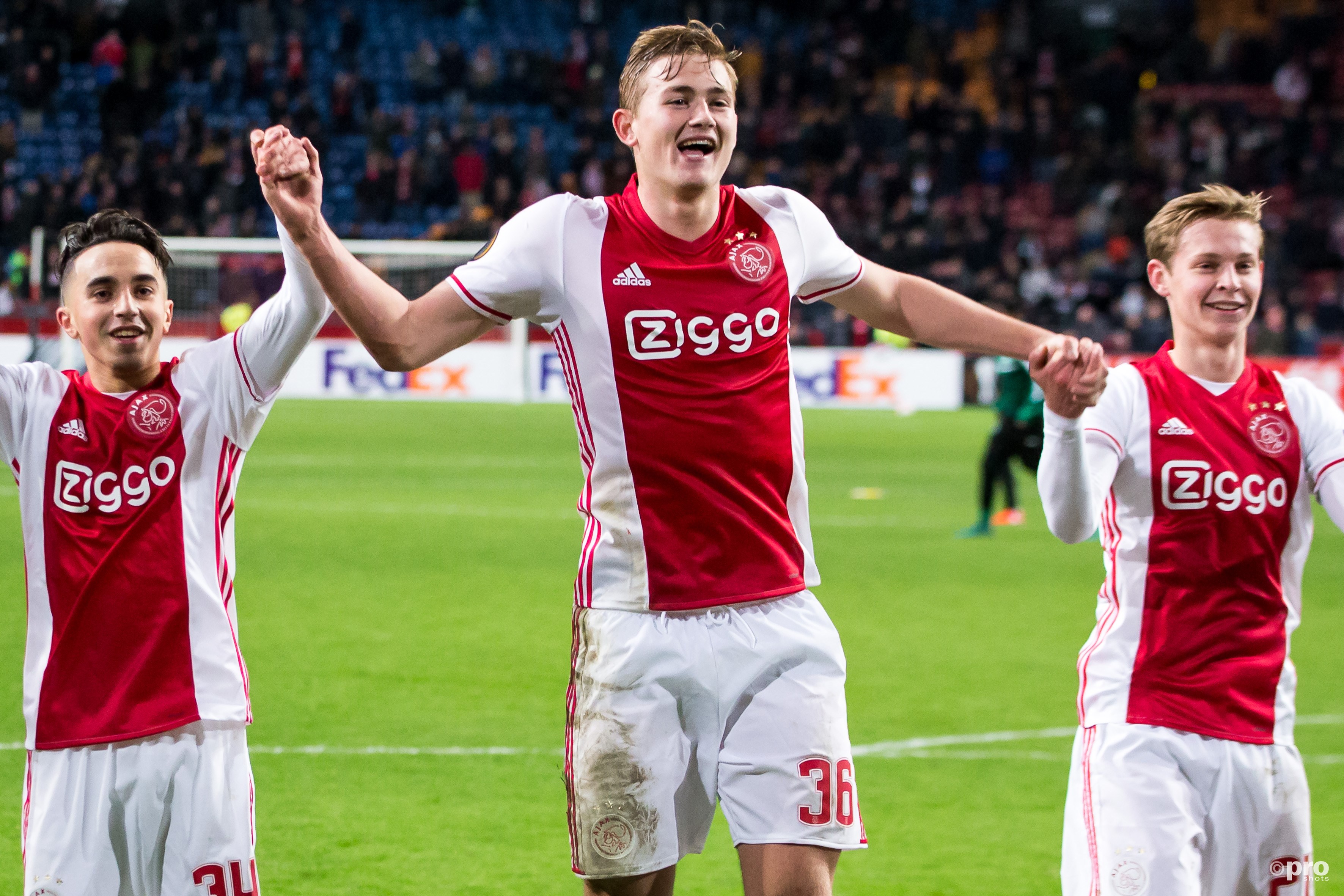 Ajax spelers Abdelhak Nouri, Matthijs de Ligt en Frenkie de Jong vieren de overwinning. (PRO SHOTS/Erwin Spek)