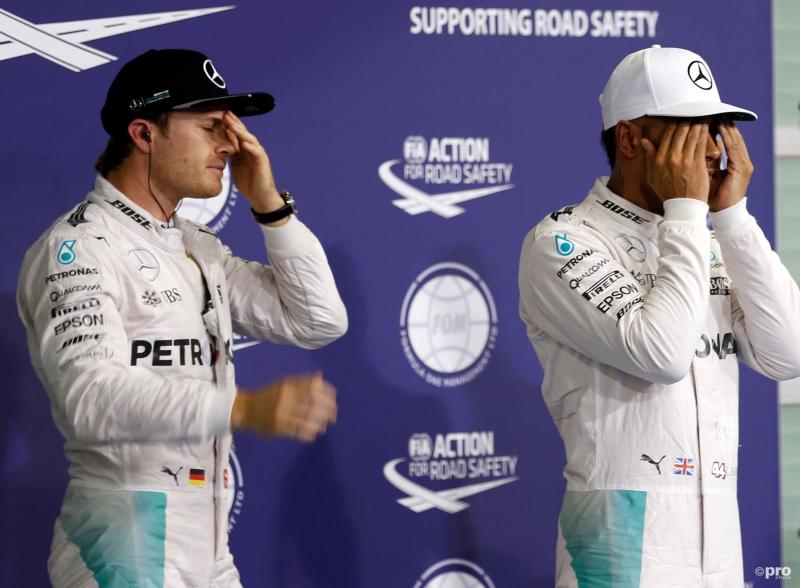Na de kwalificatie voor de Grand Prix van Abu Dhabi troffen we Nico rosberg en Lewis Hamilton zo aan, wat zou een goed onderschrift zijn bij deze foto? (Pro Shots / Action Images)