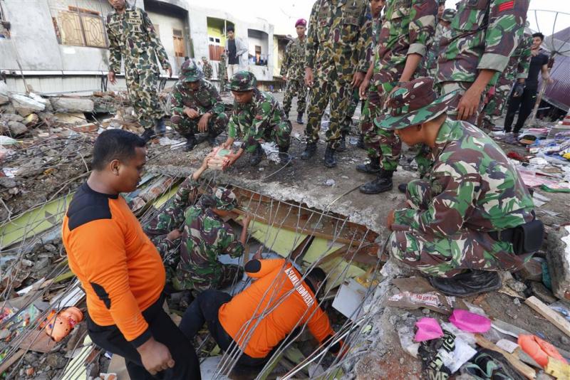 Reddingswerk gaat door na aardschok Indonesië