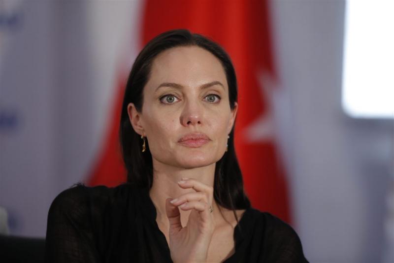 Vader Angelina Jolie: 'ze houdt zich sterk'