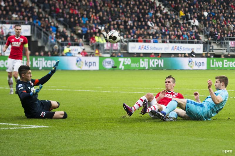 Tijdens AZ tegen Feyenoord ligt iedereen op de grond, wat is hier gaande? (Pro Shots / Jasper Ruhe)