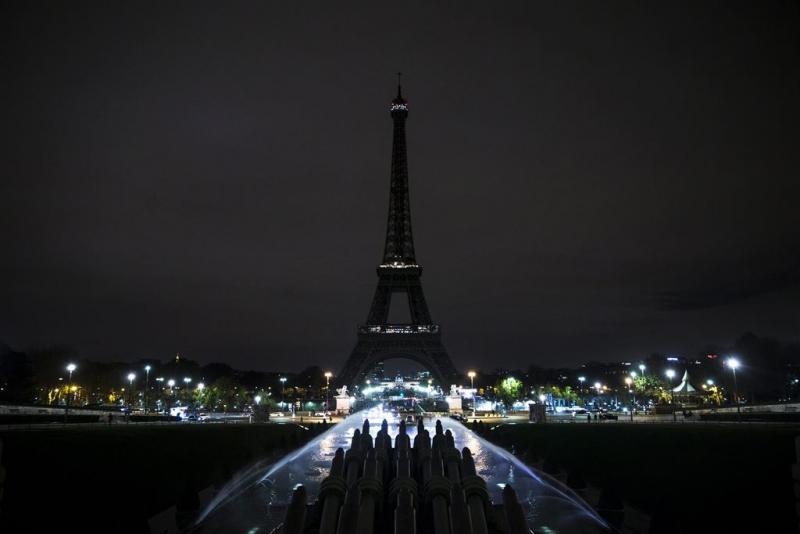 Licht Eiffeltoren uit als gebaar naar Aleppo