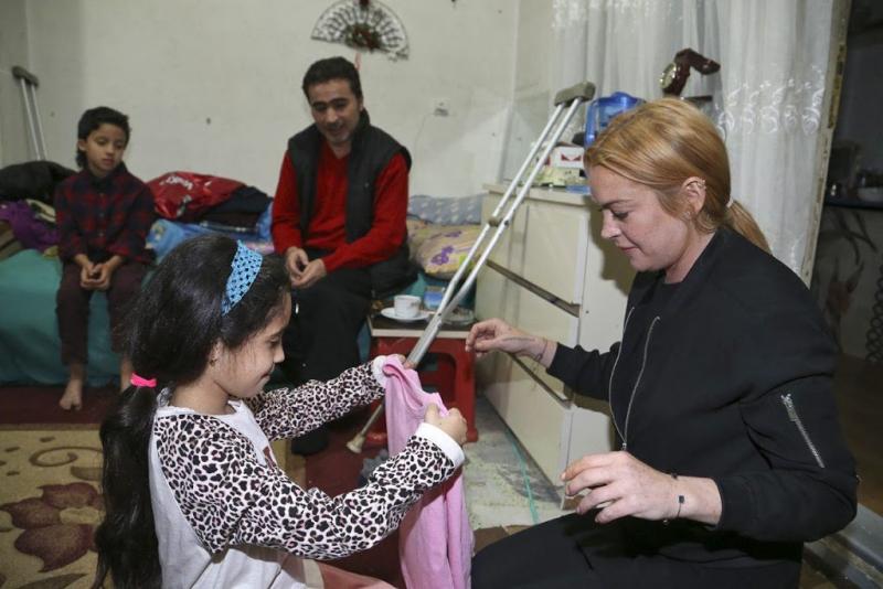 Lindsay Lohan viert kerst met vluchtelingen