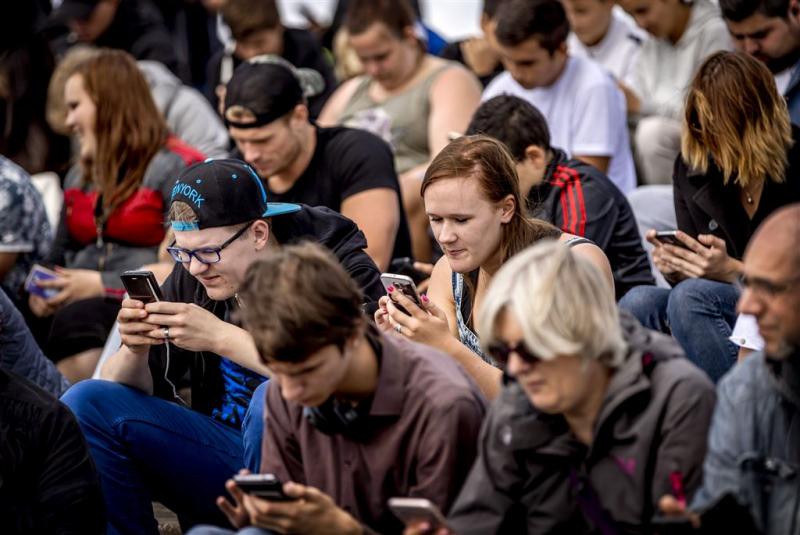 Bijna alle internetgebruikers surfen mobiel